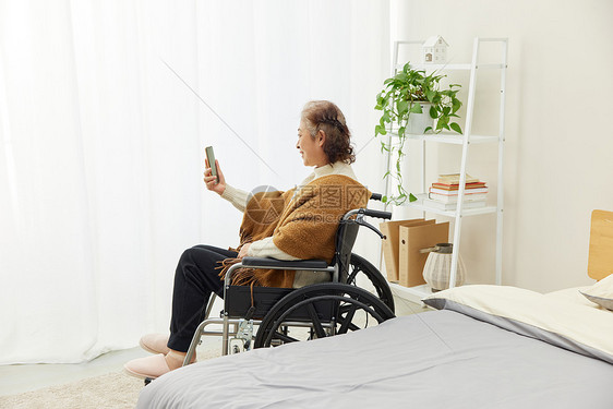 轮椅上的老人给家人视频通话图片