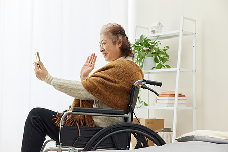 居家老人给家人视频通话图片