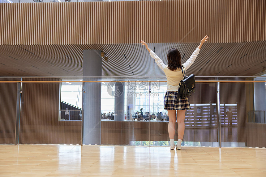 女学生在图书馆里的背影图片