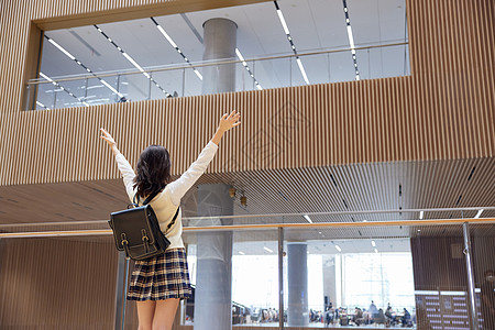 图书馆里的年轻女学生背影图片