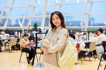 广场看书女孩图书馆里的年轻女生背景