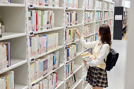 在图书馆里找书的女学生图片