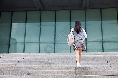 女学生行走在校园背影图片