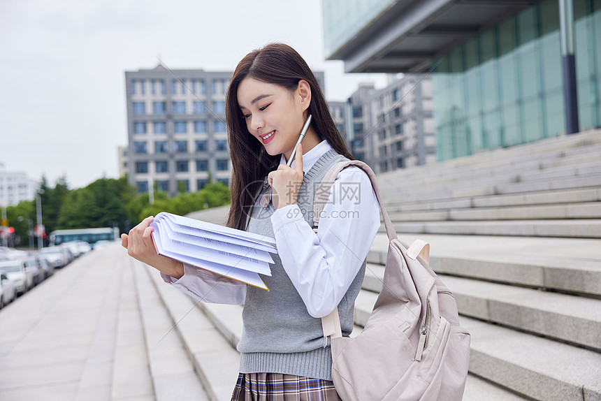 图书馆里的女学生形象图片