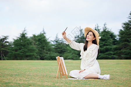 年轻美女户外绘画写生图片