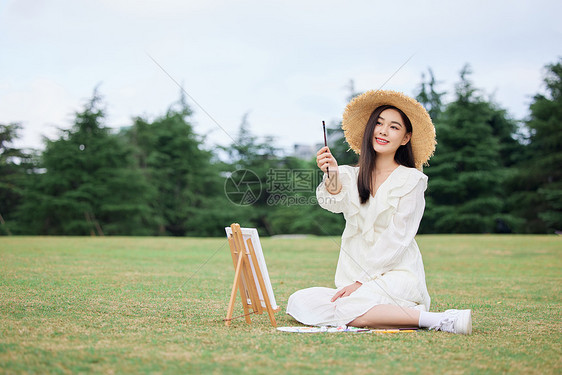 年轻美女户外绘画写生图片