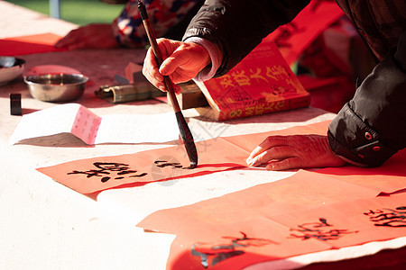 武汉新年年货节写对联图片