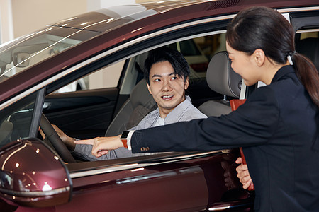 汽车销售向试驾顾客介绍车子背景图片