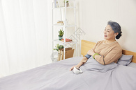 卧床测量血压的老奶奶图片