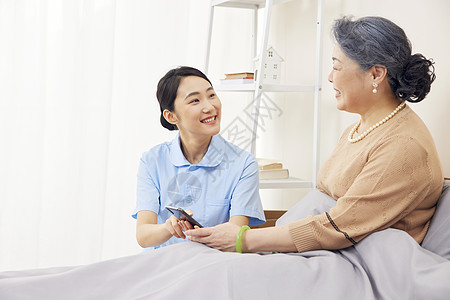 分享banner女护工分享手机内容给老奶奶看背景