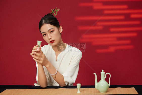 中国风女性手拿酒杯图片