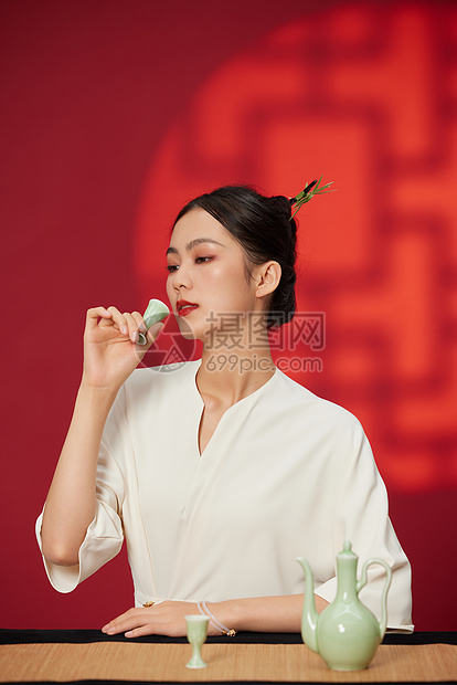 古风女性手拿酒杯图片