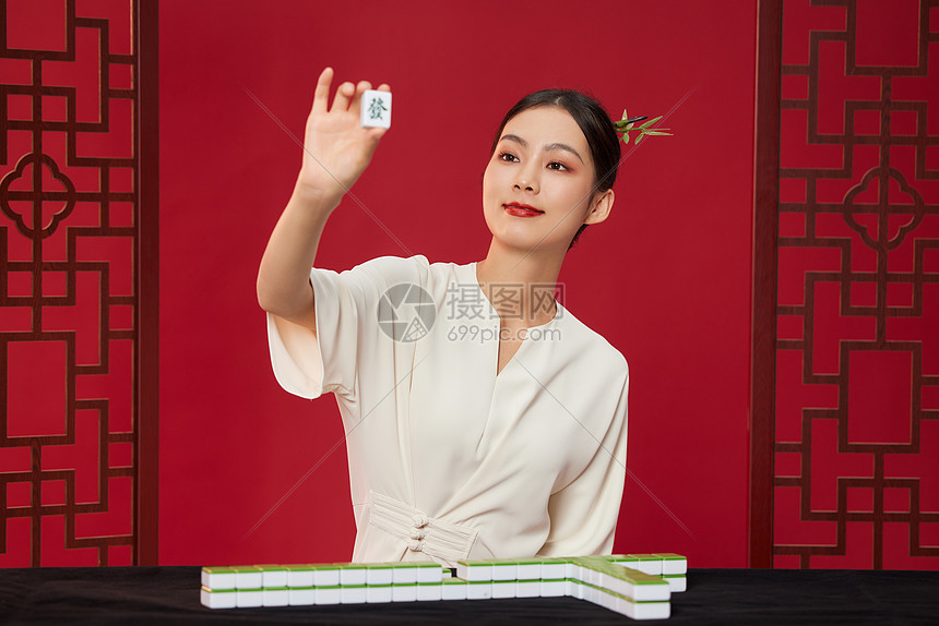 红色背景古风美女打麻将图片