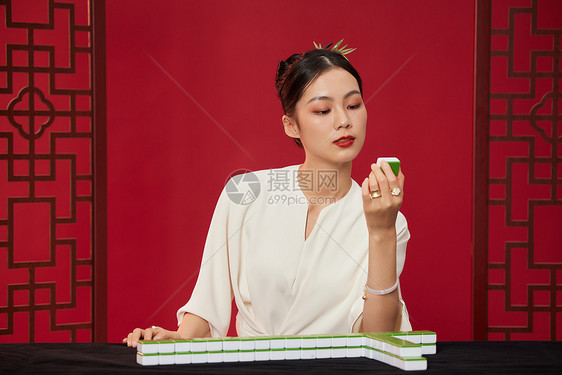 红色背景古风美女打麻将图片