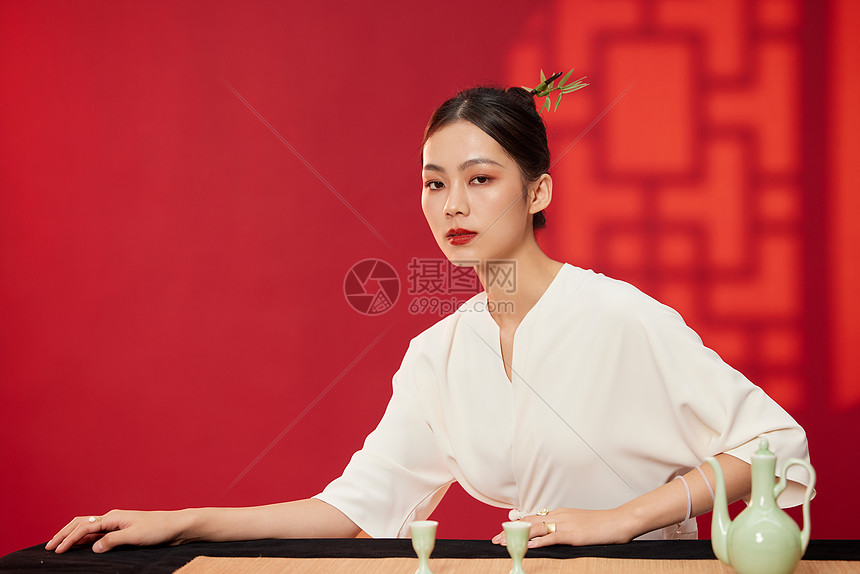 白色古风造型美女图片