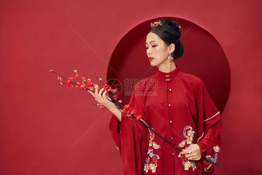 传统古风美女手拿梅花图片