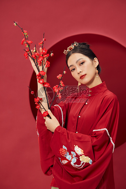 传统古风美女手拿梅花图片