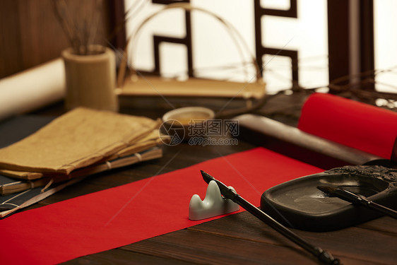 复古传统窗边桌上放着红色春联纸图片