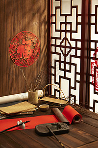 复古传统窗边桌上放着红色春联纸图片