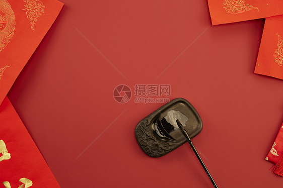 红色背景新年传统砚台毛笔图片
