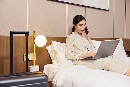 出差女性在酒店床上看电脑打电脑图片