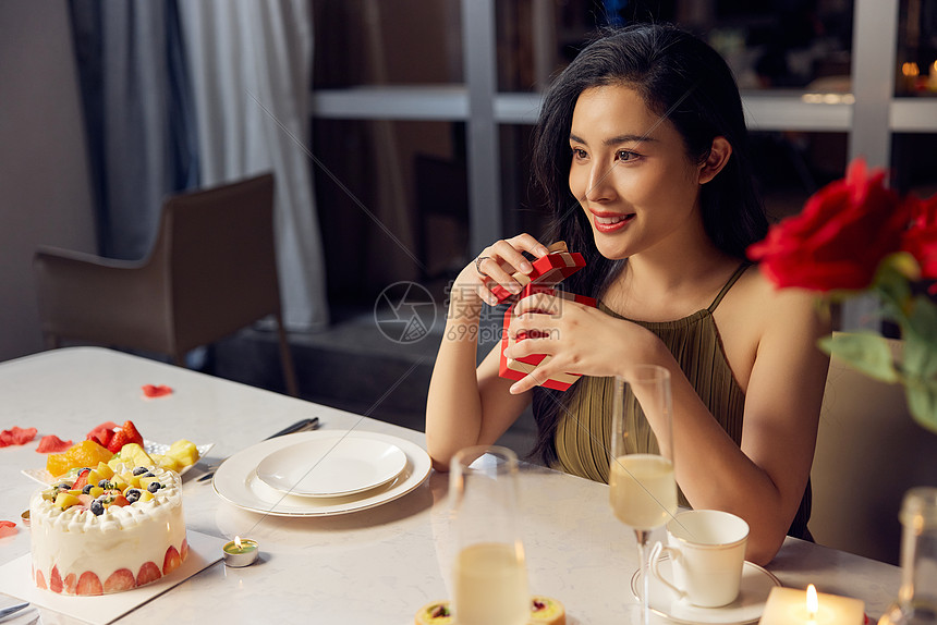 优雅女性收到浪漫礼物图片