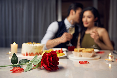 浪漫烛光晚餐桌上的玫瑰花图片