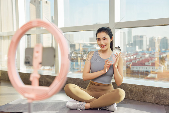 进行直播锻炼教学的运动女性图片