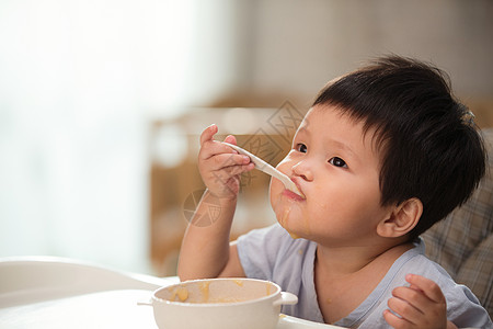 宝宝吃饭图片