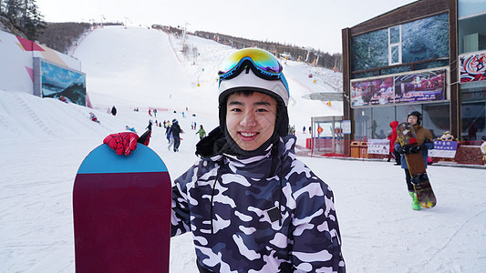 男孩户外滑雪图片