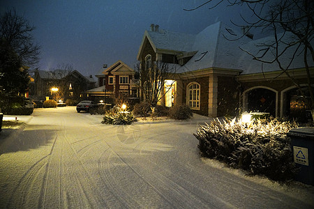 城市夜晚路灯别墅区雪景背景