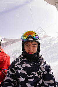 男孩户外滑雪高清图片