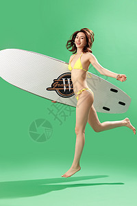 穿比基尼的美女抱着冲浪板图片