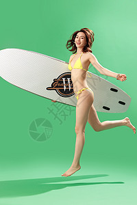 穿比基尼的美女抱着冲浪板图片