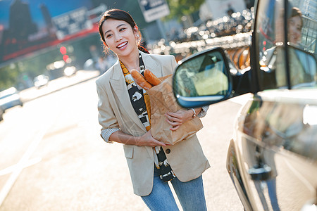 购物后的青年女人图片