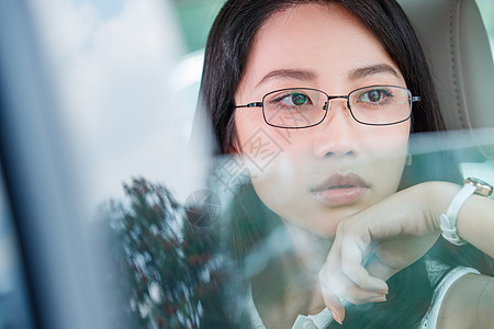 青年女人坐在汽车里向外看图片