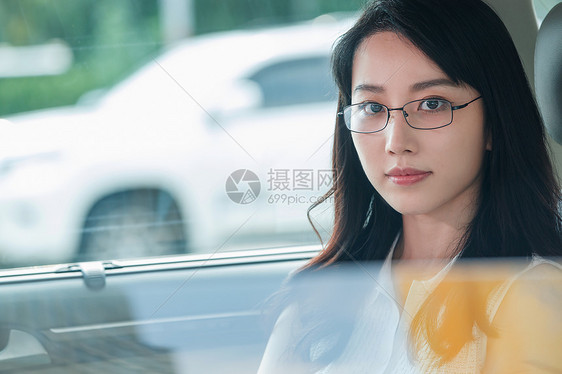 坐在汽车里的知青年女人图片