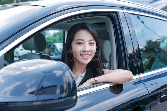 开车的漂亮青年女人图片