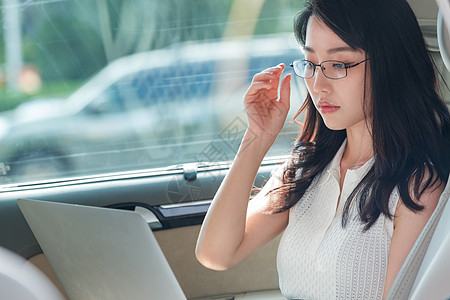 商务女在汽车内使用电脑图片