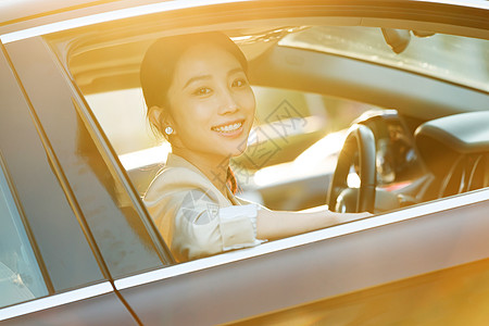 汽车中的漂亮青年女人图片