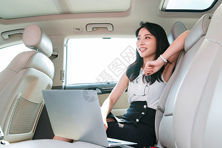 商务女在汽车内使用电脑图片