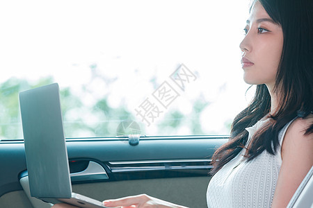 商务女在汽车内使用电脑图片
