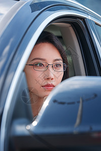 汽车年审开车的知青年女人背景