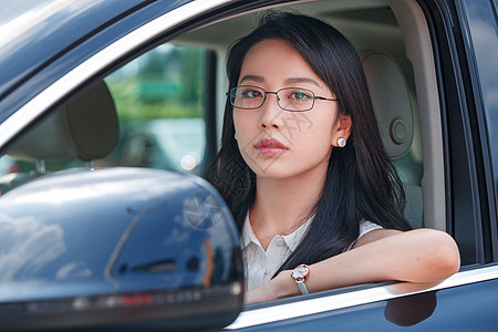 汽车年审开车的知青年女人背景