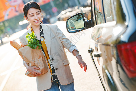 购物后的青年女人图片