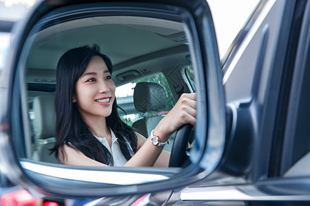 后视镜里驾车的青年女人图片