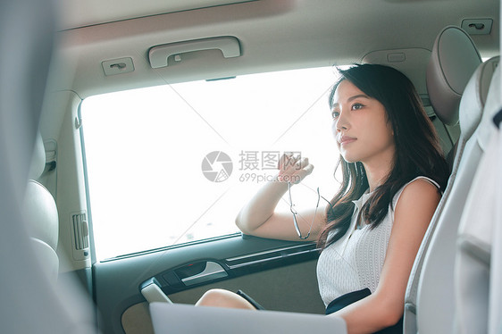 坐在汽车里的漂亮青年女人图片