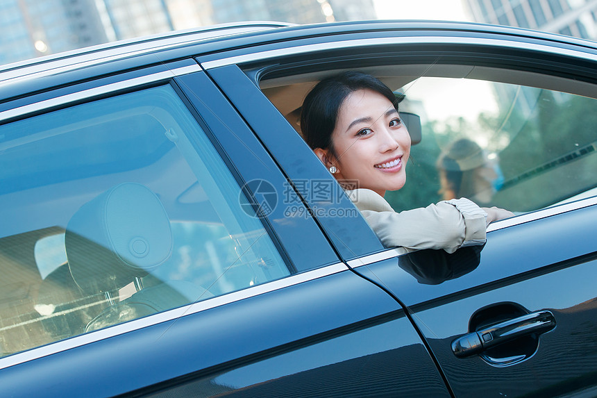 坐在车里的漂亮商务女图片