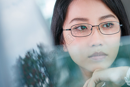 青年女人坐在汽车里向外看图片