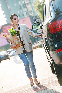 购物后的青年女人图片